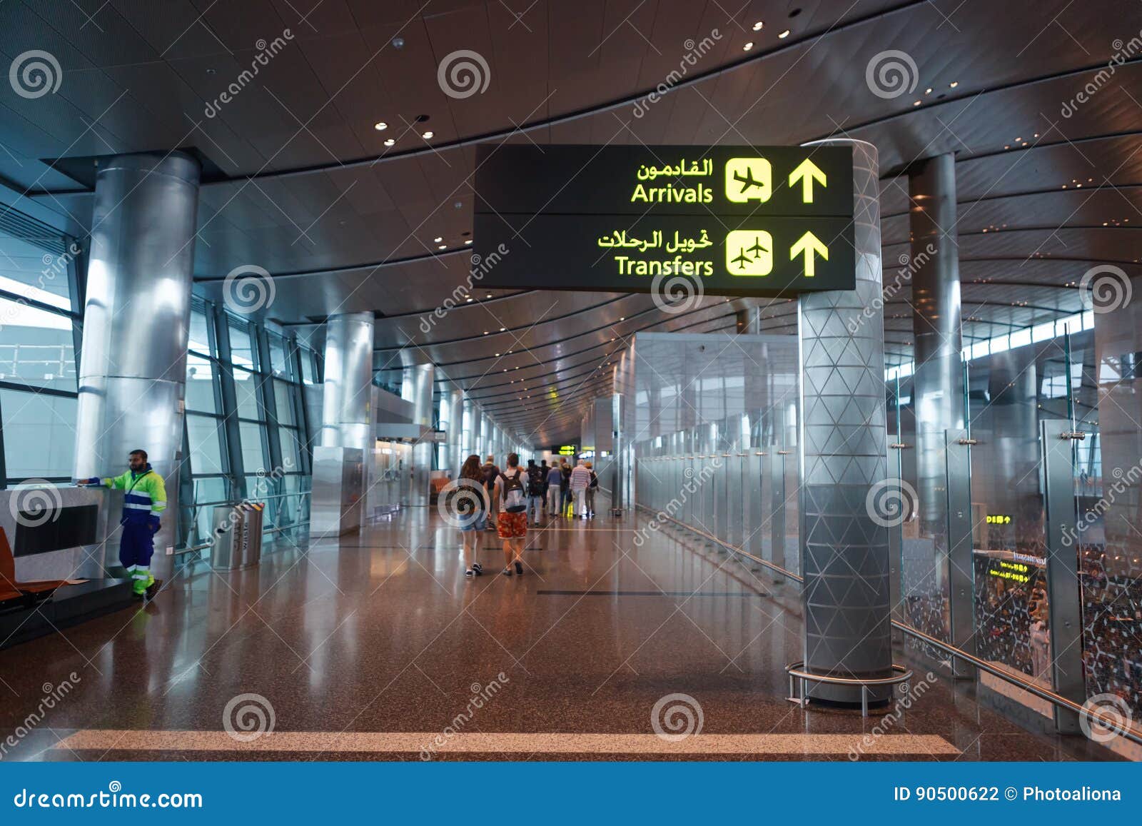 Hamad international airport is one of the airports in qatar and is located near the city doha.geographically, the airport is on the. Hamad International Airport Arrivals : Doha Katar 14 Februar 2017 Innenraum Von Hamad International Airport Terminal Redaktionelles Stockfotografie Bild Von Mode Fluglinien 90500622