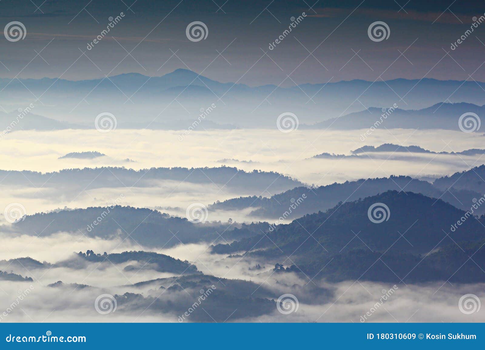 Doi tapang doi ta pang viewpoint di chumphon a sud della thailandia. Punto di vista di doi tapang doi. il punto di vista migliore è guardare verso est verso la catena montuosa khao thalu la montagna con un buco è il punto di riferimento di chumphon a sud della thailandia.