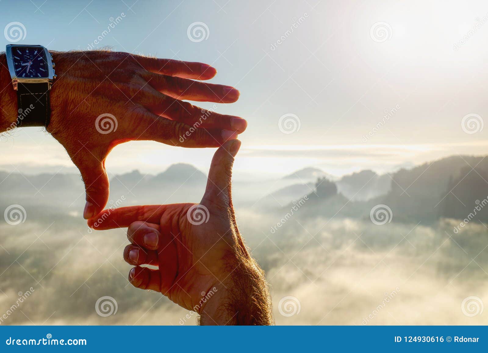 Doigts Faisant Des Gestes Le Cadre De Tableau Sur Le Lever De