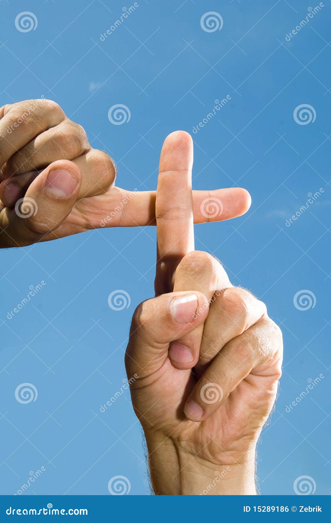 Doigts Qui Forment Une Croix Photo stock Image du outdoors, main 15289186