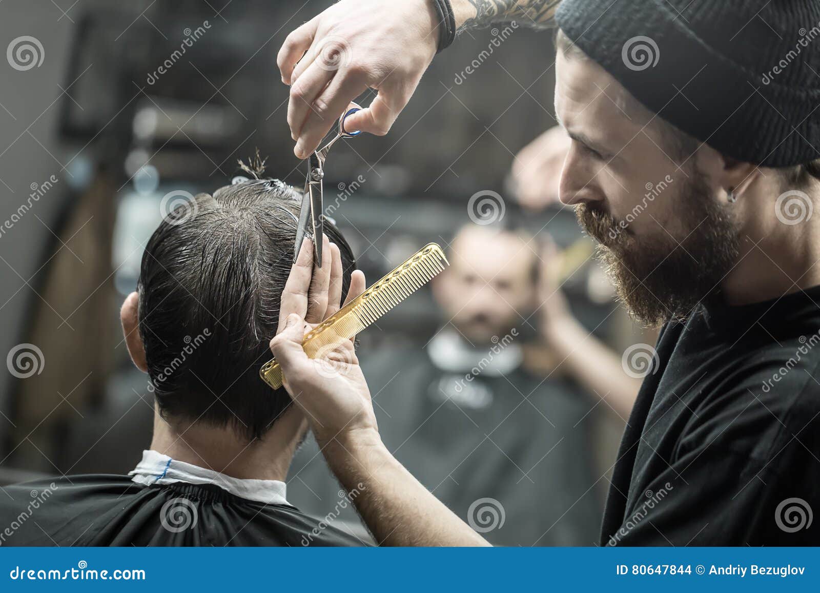 Cabeleireiro Dos Homens Homem Barber Doing Hairstyle in Barbershop Foto de  Stock - Imagem de cabeleireiro, elevado: 121117550