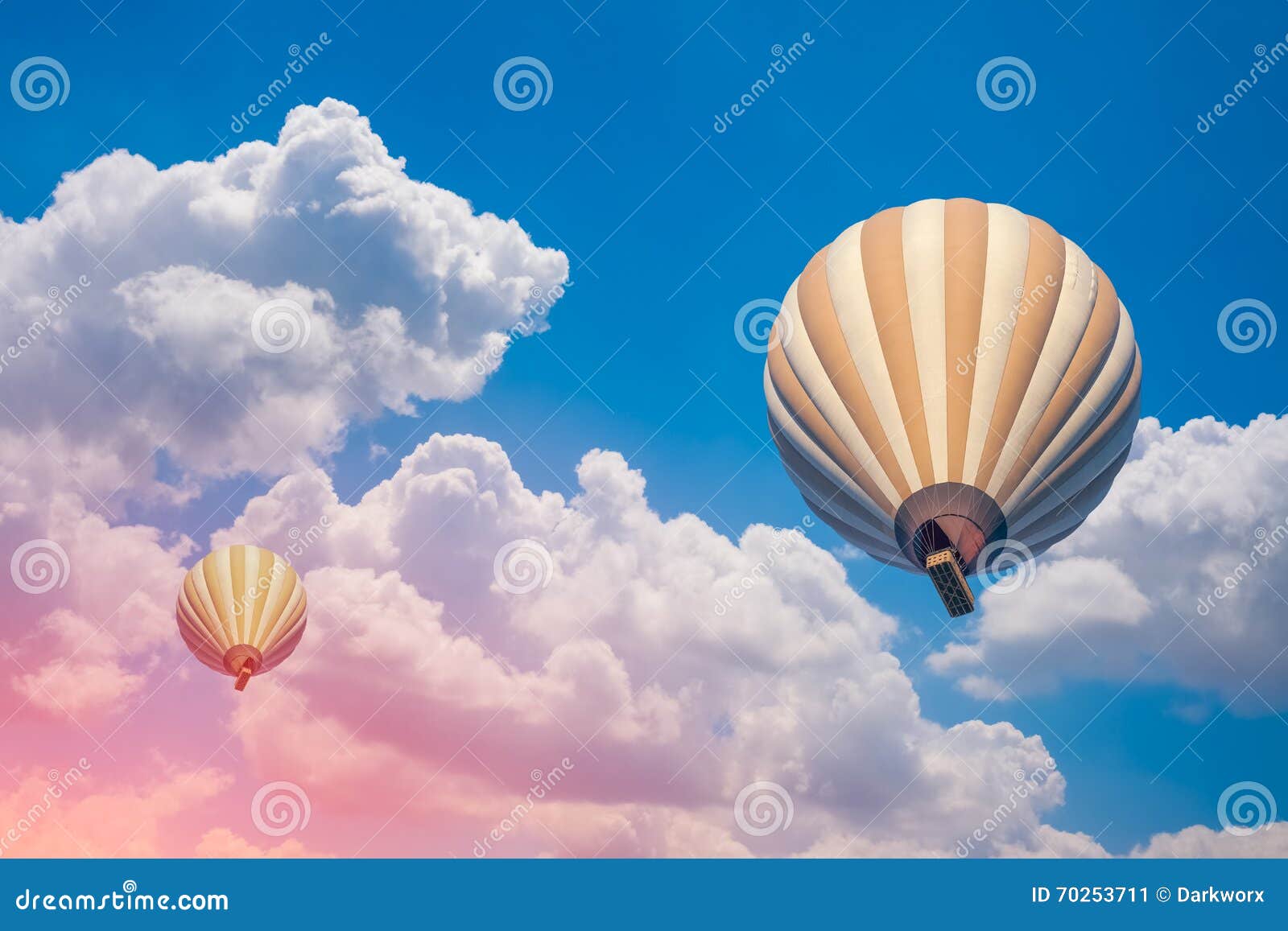 Dois balões de ar quente com fundo nebuloso do céu azul. Dois balões de ar quente coloridos com fundo nebuloso do céu azul