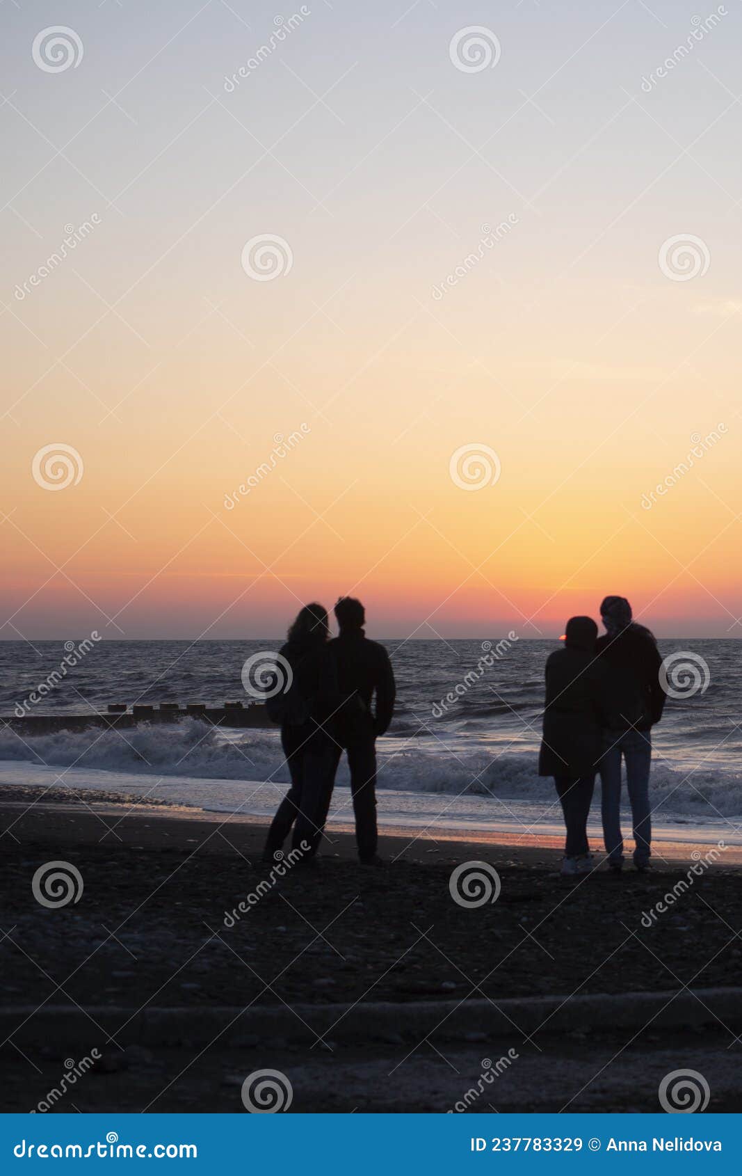 Casal fica mostrando puro amor um ao outro ao pôr do sol