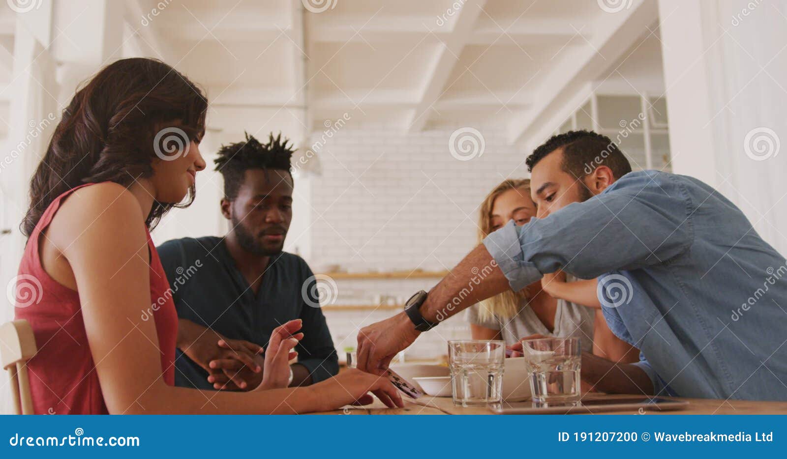 Amigos Homens Felizes Jogando Cartas Em Casa à Noite Foto de Stock