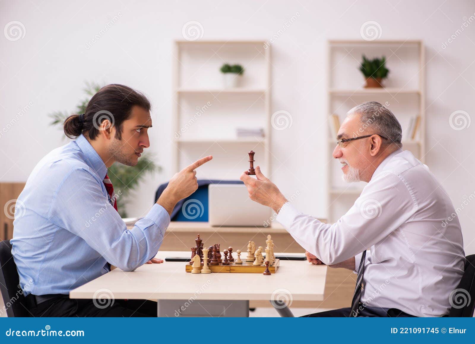 Jogo de Xadrez: Dois homens estão jogando xadrez. Eles já jogaram