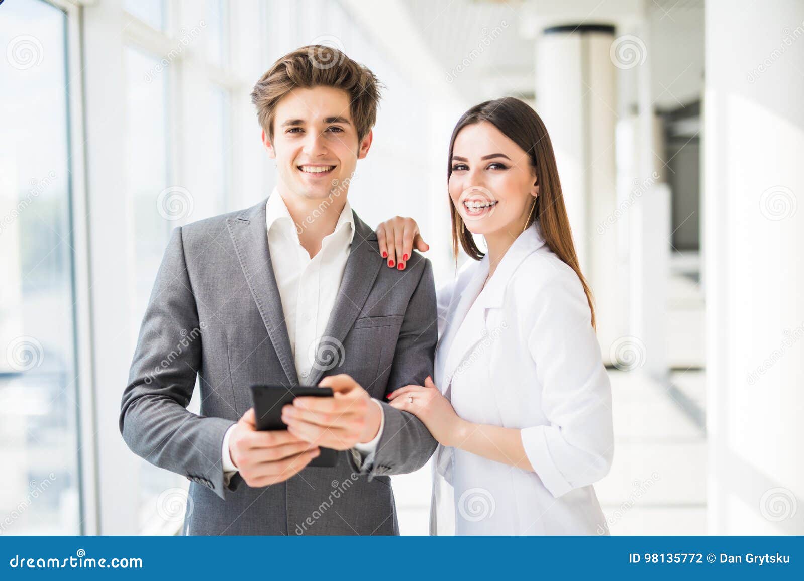 Homem Elegante Sorrindo Ao Mostrar E Recomendar O Tabuleiro De