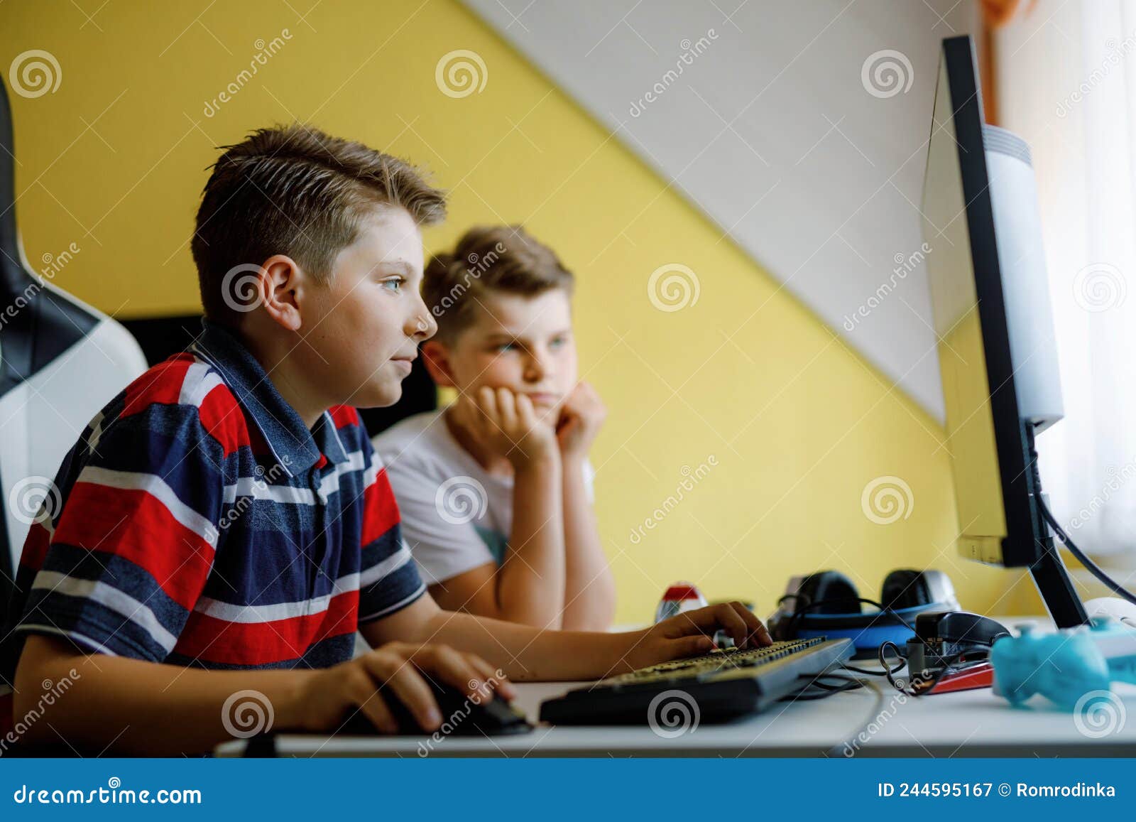 Dois Garotos Jogando Jogos De Computador No PC Desktop. Atividade De  Toxicodependência Moderna Para Crianças. Irmãos E Amigos Joga Imagem de  Stock - Imagem de jogos, tela: 244595167