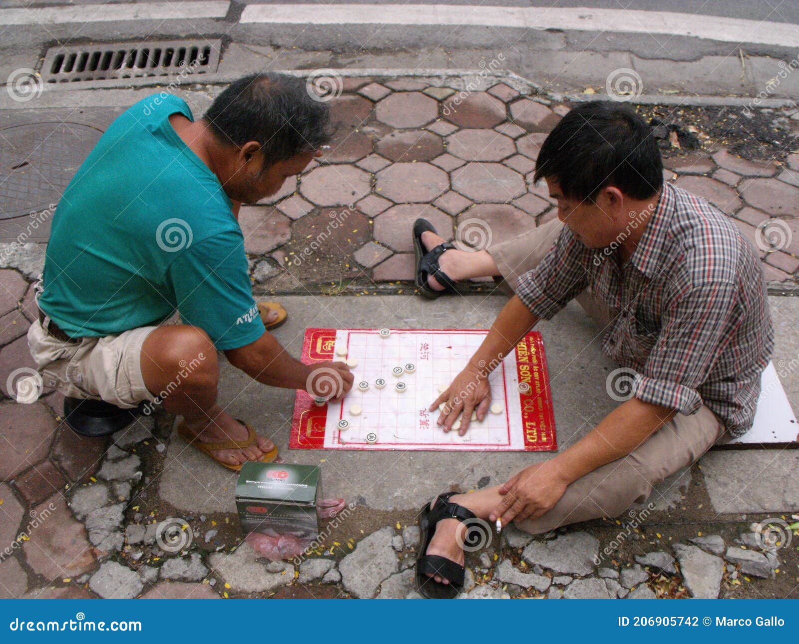 Dois Homens, Na Rua Em Hanói, Vietnã, Jogar Xiangqi, Popular Na Ásia Jogo  De Tabuleiro, Também Conhecido Como Xadrez Chinês. Foto Royalty Free,  Gravuras, Imagens e Banco de fotografias. Image 114892616