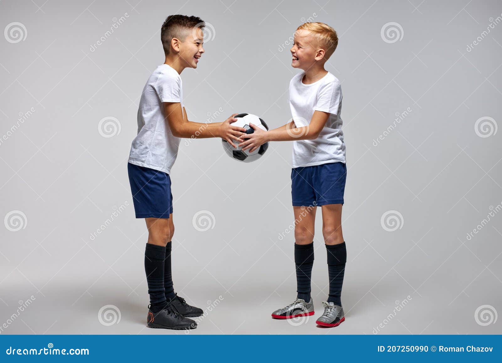 Dois Jogadores De Futebol De 10 Anos Começando O Jogo De Futebol Foto de  Stock - Imagem de fundo, tiro: 207250990