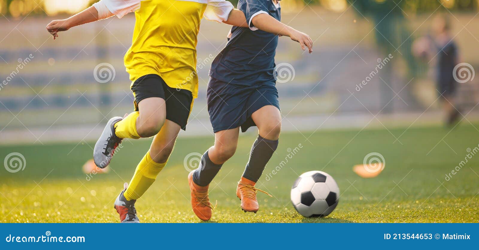 Dois jogadores de futebol masculinos deitado na grama do campo