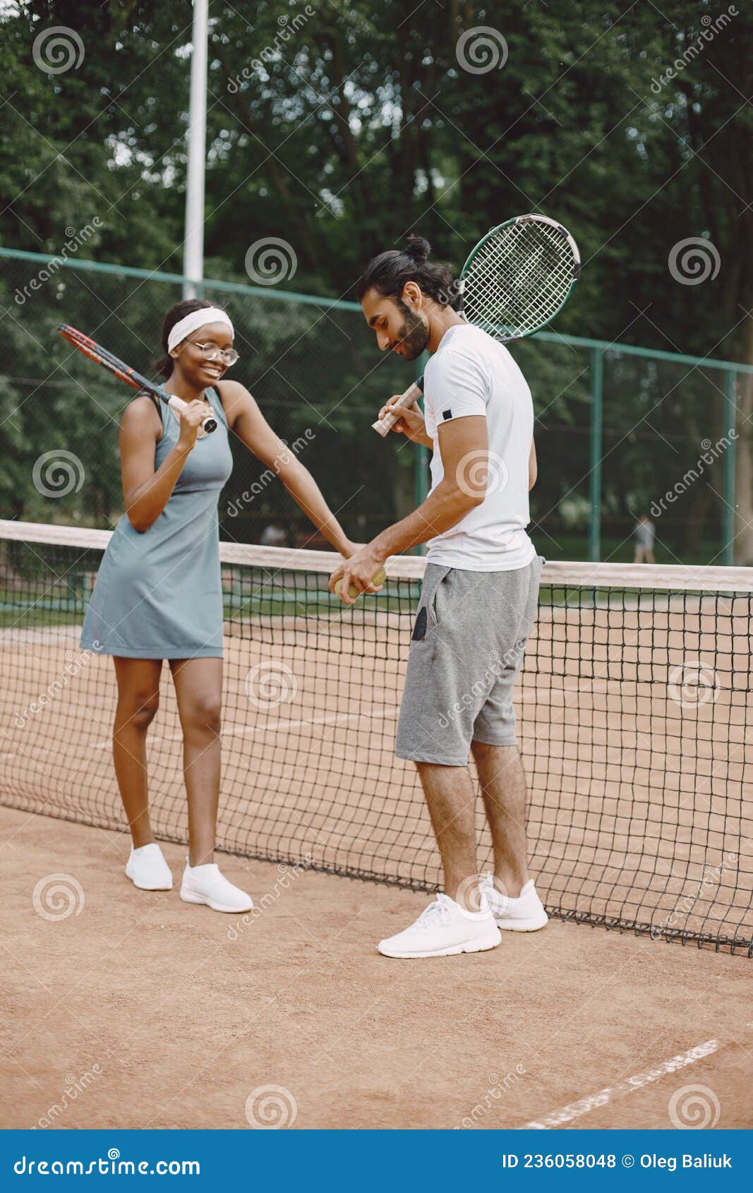 Jogadores de tênis masculinos e femininos conversando e