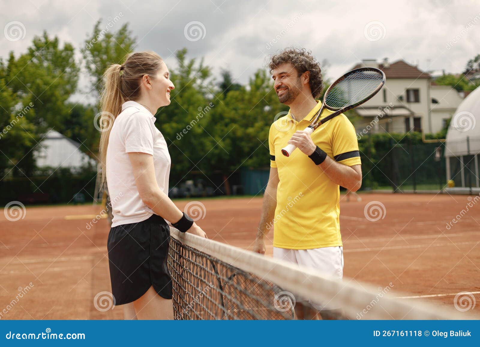 Jogadores de tênis masculinos e femininos conversando e