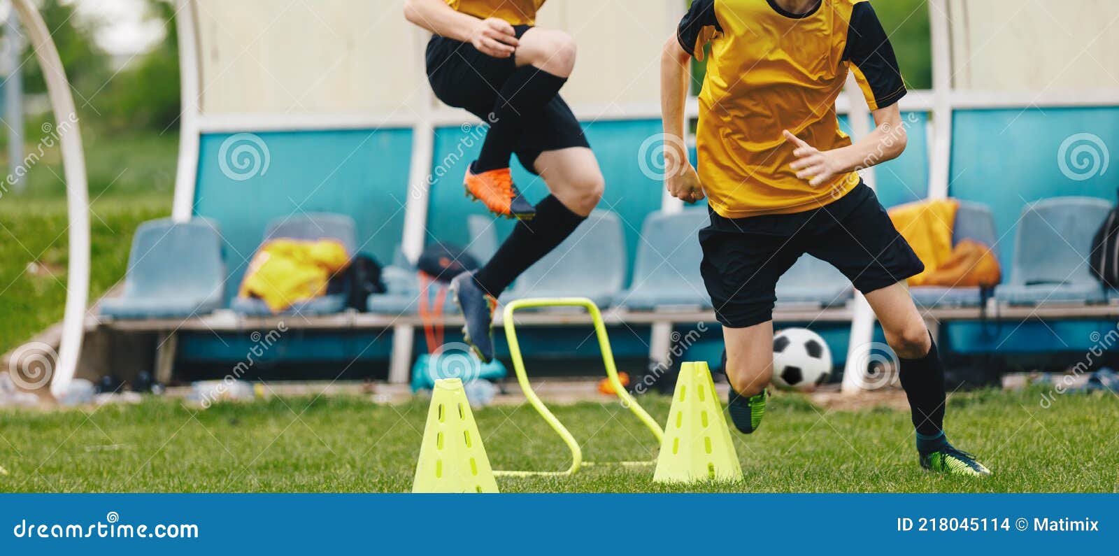 Pernas Jovens De Duas Equipes Diferentes De Jogadores De Futebol Foto de  Stock - Imagem de campo, retroceder: 156570062