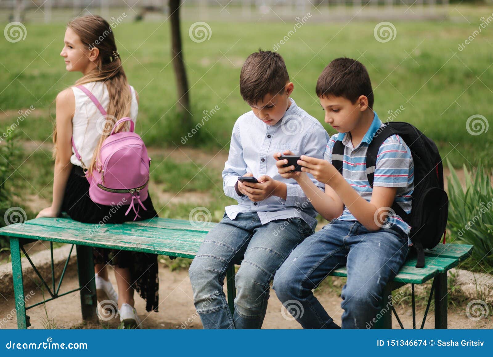 Menina olha como o menino joga o jogo online. dois meninos jogam
