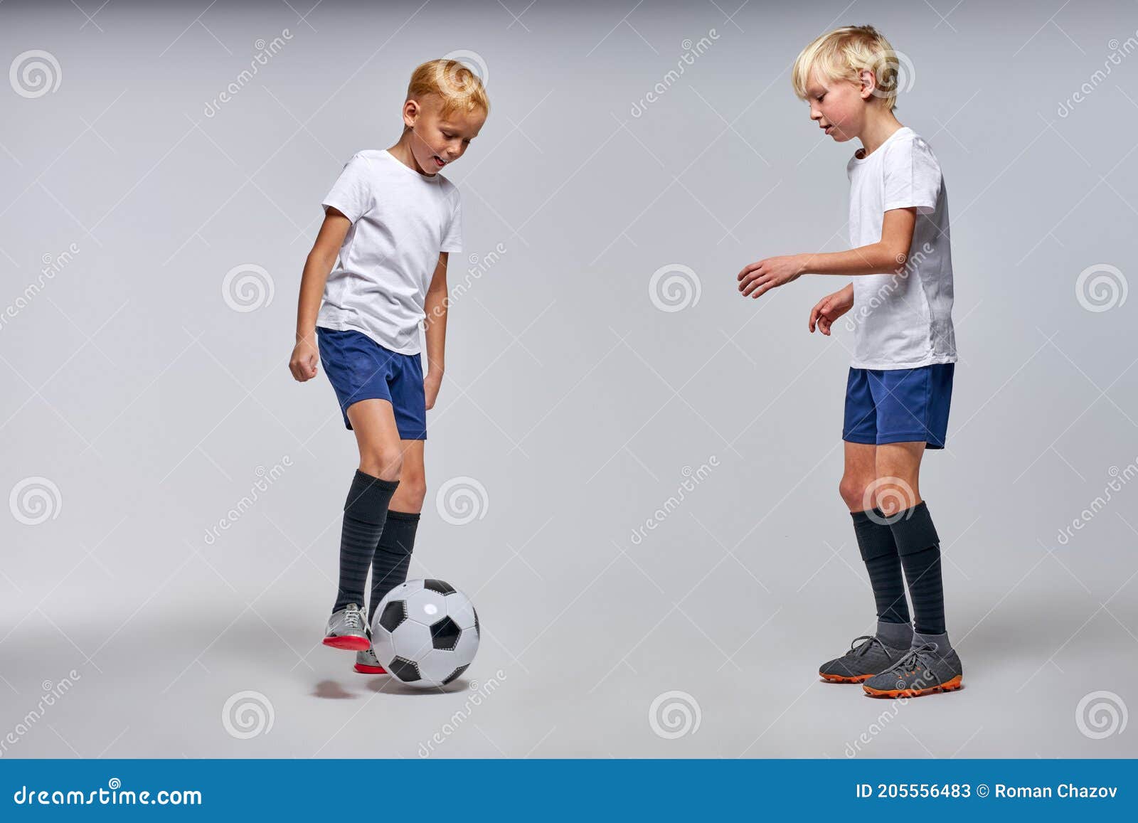 Foto De Stock Dois Meninos Jogando Futebol, Royalty-Free