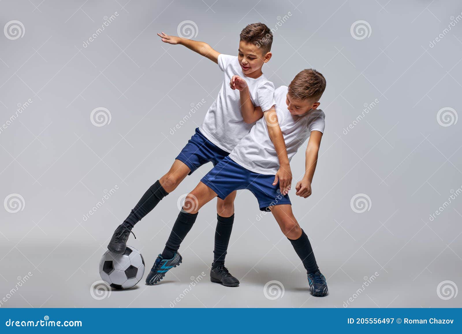 Meninos crianças jogando futebol, esporte, jogo, conjunto de