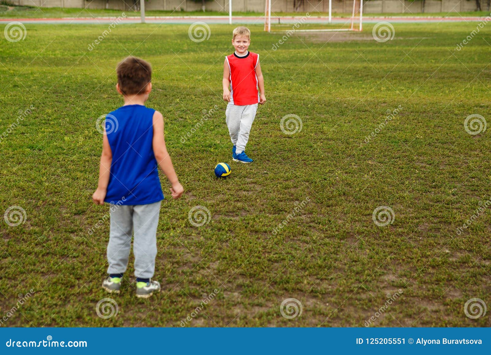 Equipe De Futebol Infantil Se Abraça No Campo De Futebol Antes Do