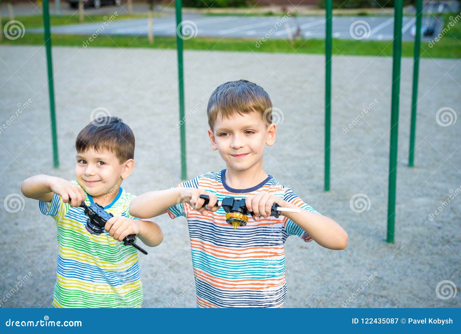 Dois Meninos Que Jogam Com Um Beyblade, Brinquedo Da Criança Da
