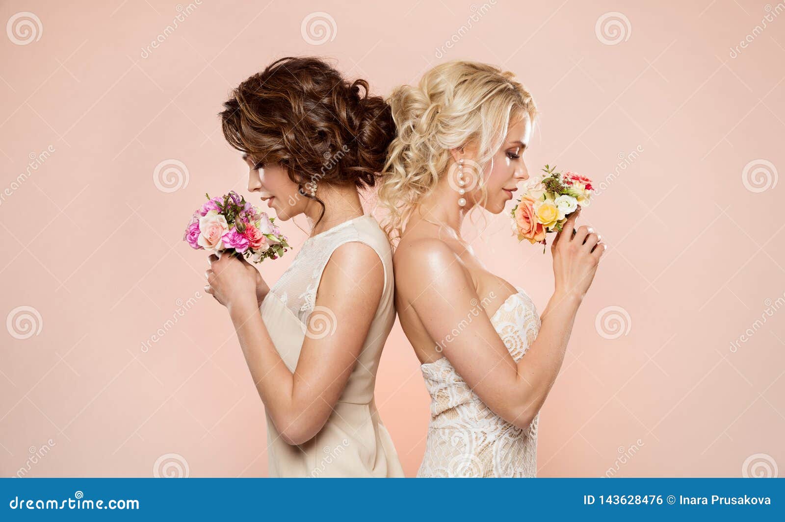 Duas noivas retrato de beleza de casamento feminino de jovens mulheres  bonitas e felizes lésbicas preliminares dois sensuais g