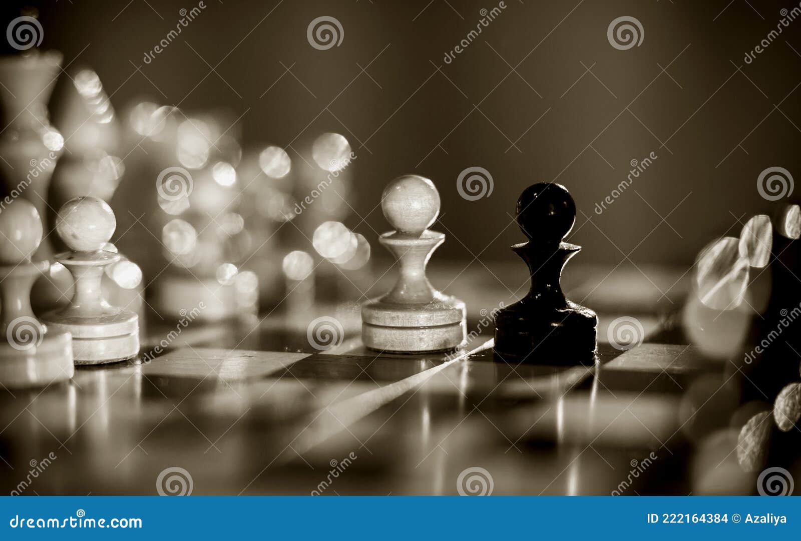 Dois Peões Preto E Branco. Peças De Xadrez De Madeira No Tabuleiro De  Xadrez Foto de Stock - Imagem de preto, xadrez: 219609338