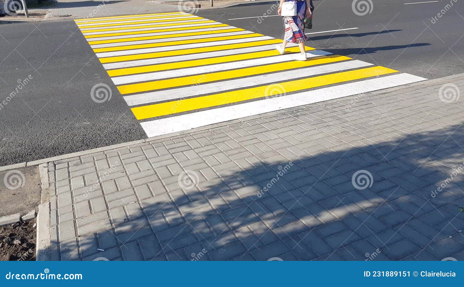 Dois Peões Que Atravessam a Estrada Com Uma Nova Marca Branca Amarelada De  Um Peão Que Atravessa a Via Pública Conceito De Seguran Imagem de Stock -  Imagem de amarelo, estrada: 231889151