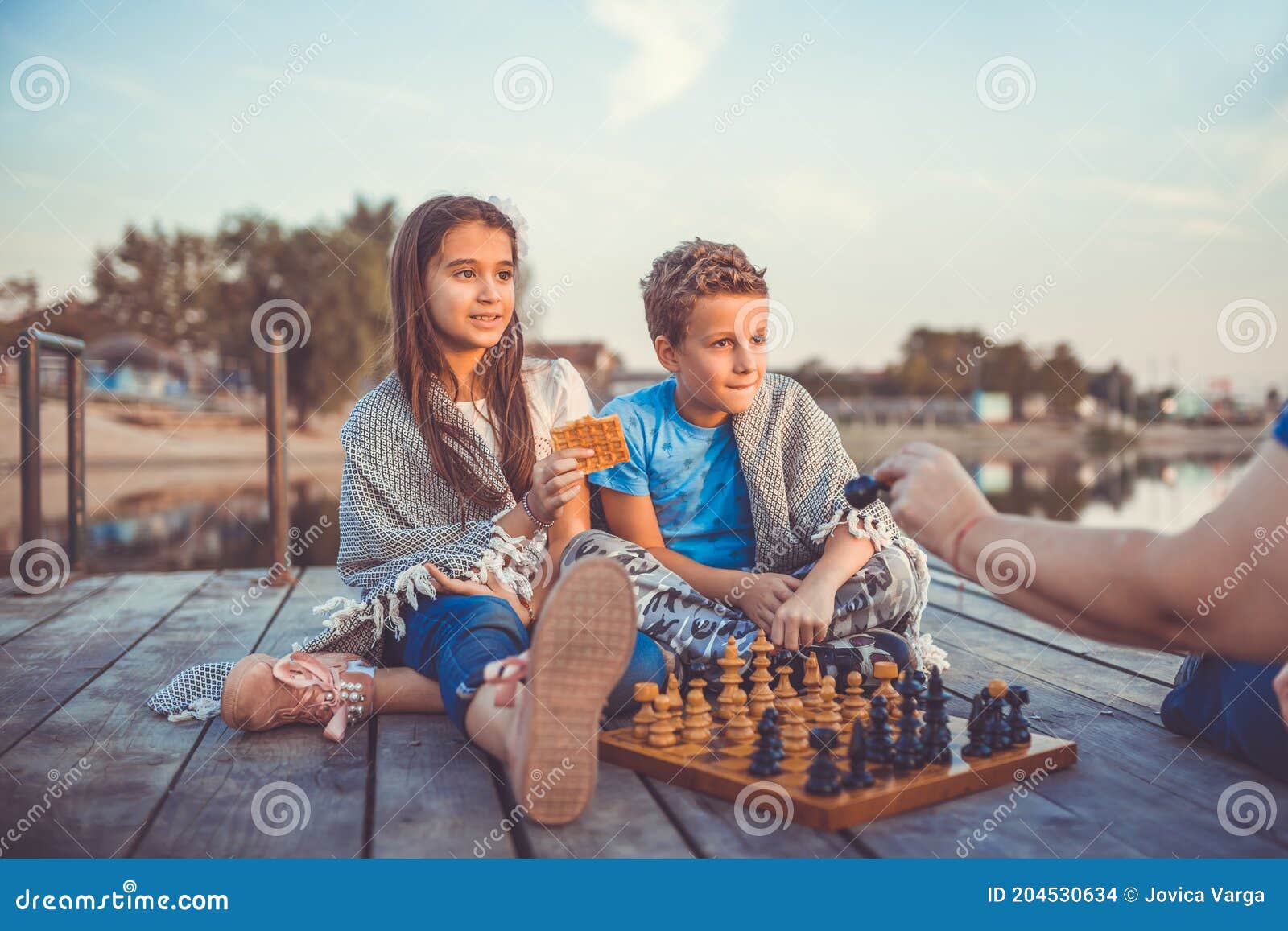 Amigos jogando xadrez