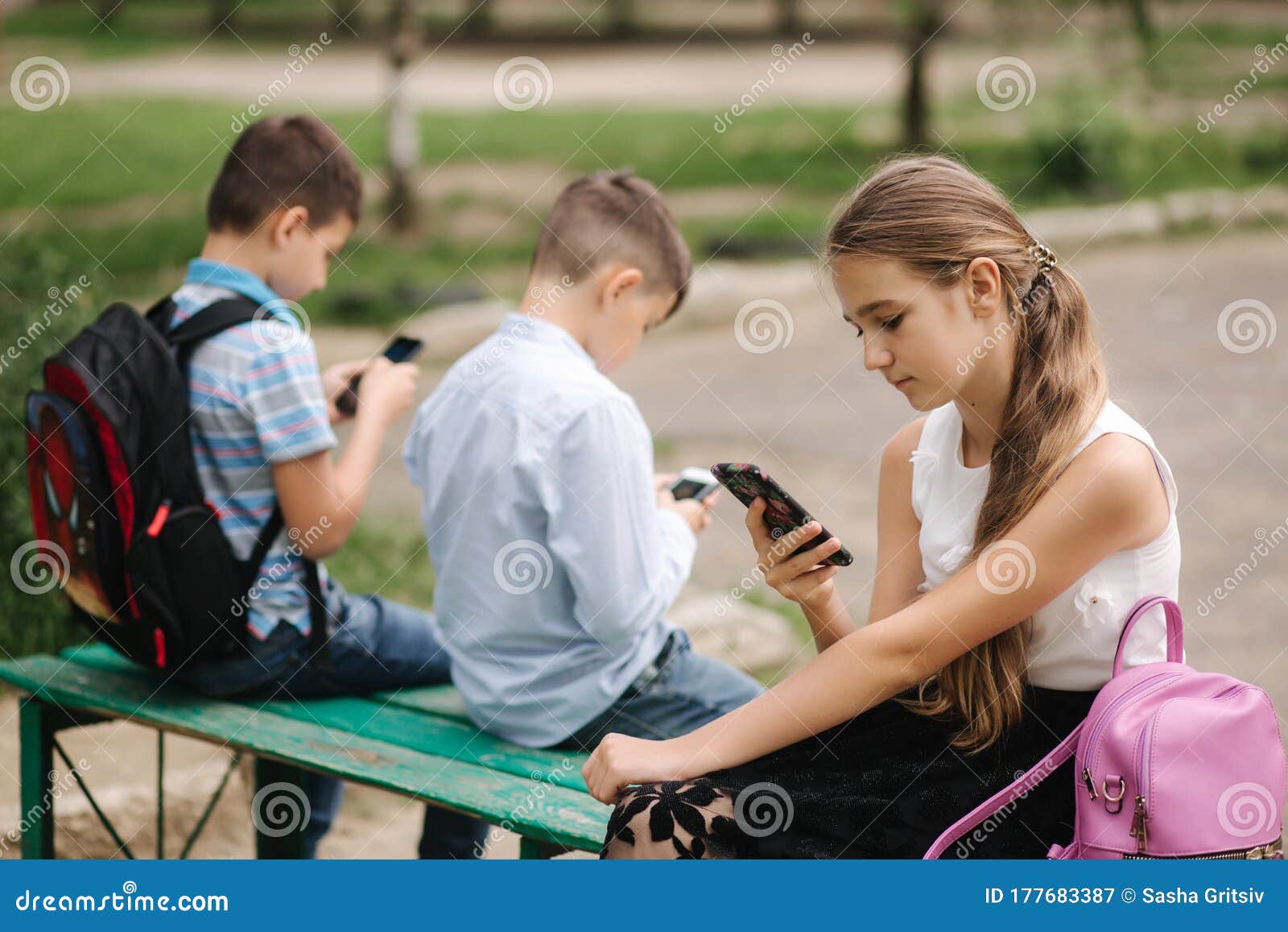 Menina olha como o menino joga o jogo online. dois meninos jogam