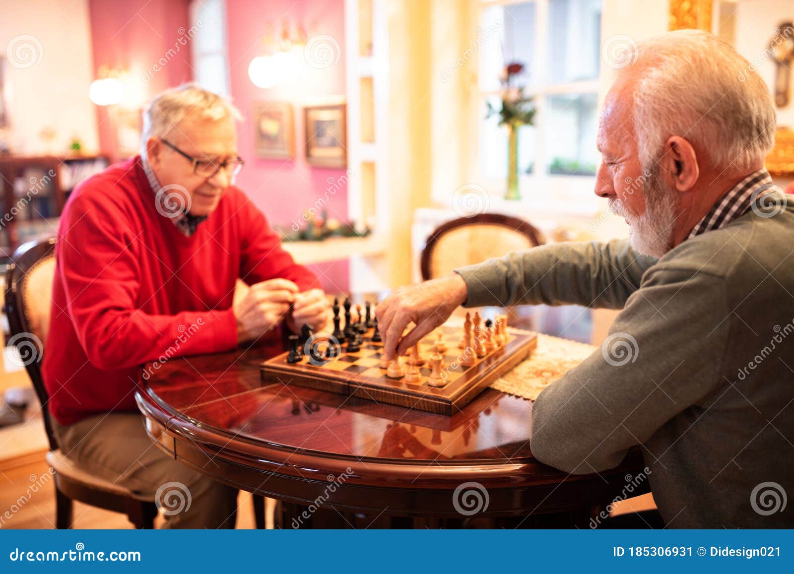 Dois Velhos Amigos Que Jogam Um Jogo De Xadrez Imagem de Stock - Imagem de  competitivo, alegre: 67905685
