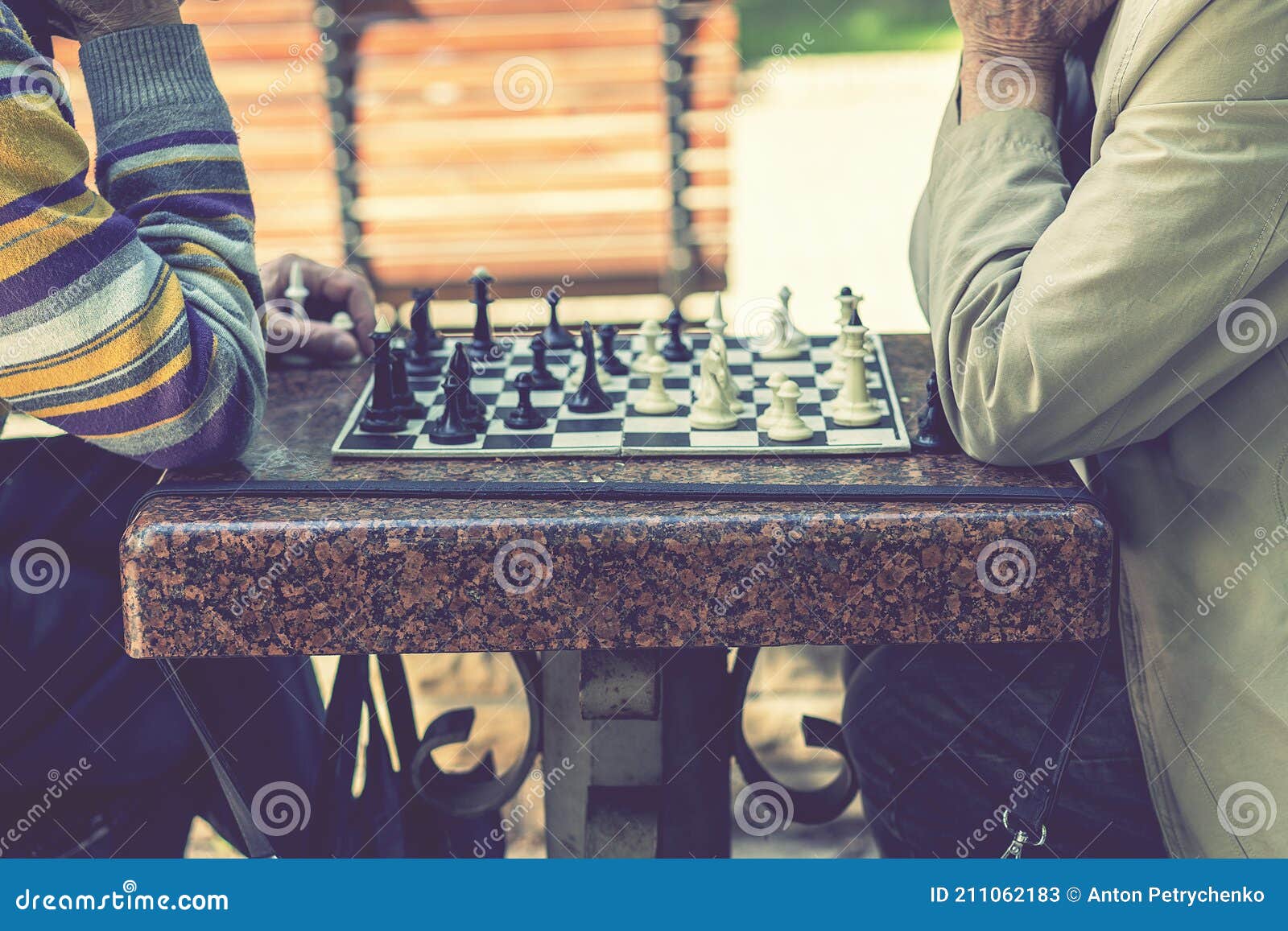 Natureza do xadrez e aposentadoria com amigos mais velhos jogando
