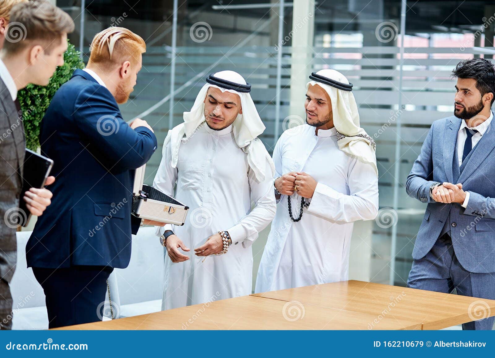 Dois Xeiques Na Reunião De Negócios Imagem de Stock - Imagem de