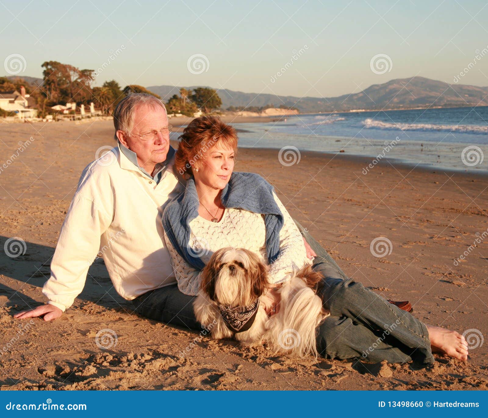 Dojrzała plażowa para. Plażowej California pary psi kochający dorośleć