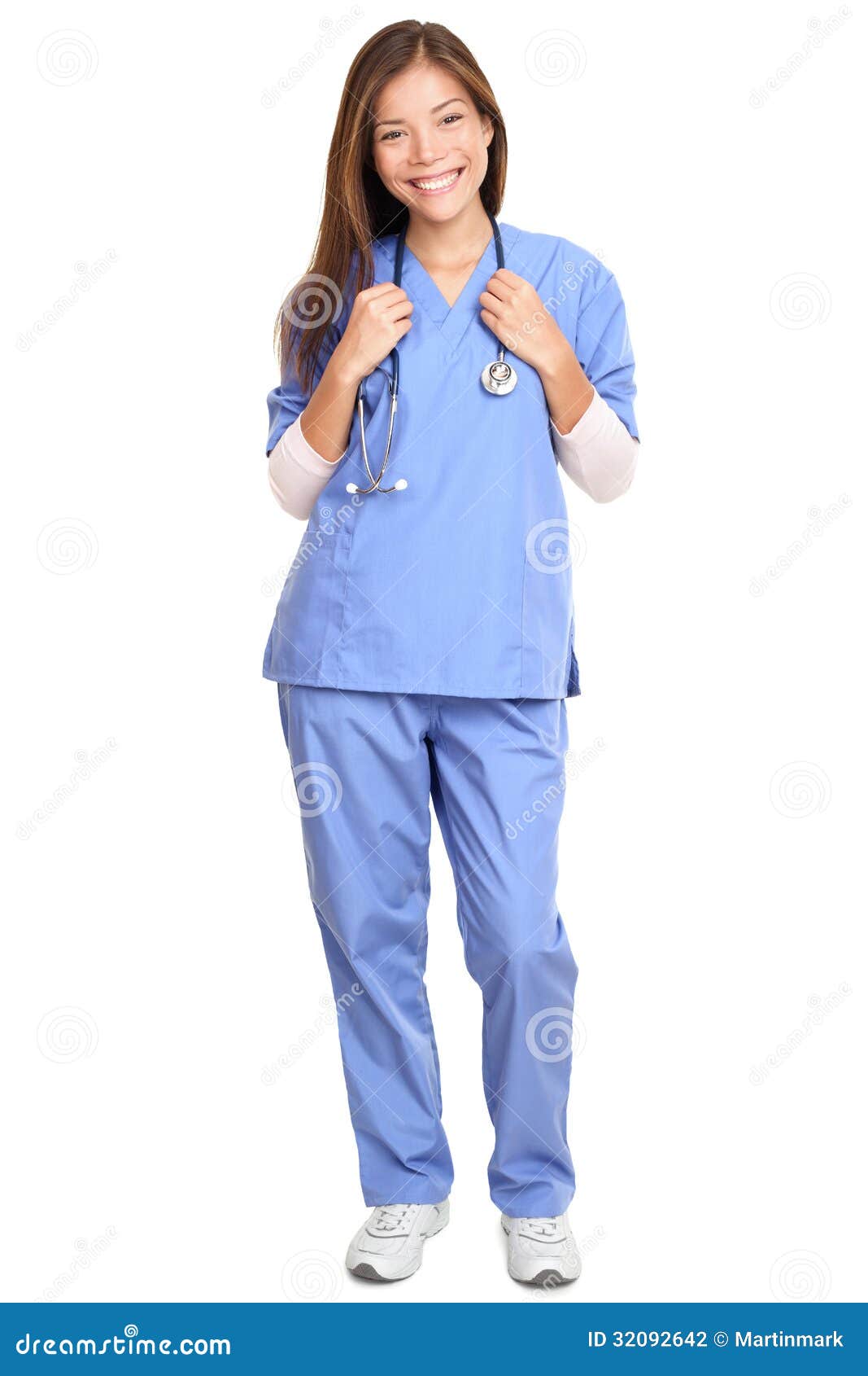 Doktor - kvinnlig kirurg With Stethoscope Smiling. Doktor. Full längdstående av den unga kvinnliga den kirurgdoktorn eller sjuksköterskan med stetoskopet runt om halsanseende som isoleras på vit bakgrund