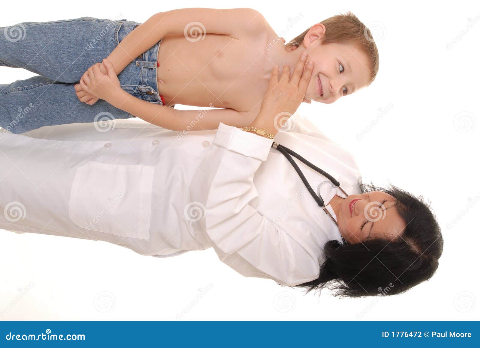 Врач осматривает мальчиков. Доктор осматривает мальчика. Мальчик у врача. Врач осматривает ребенка. Врач осматривает живот ребенка.