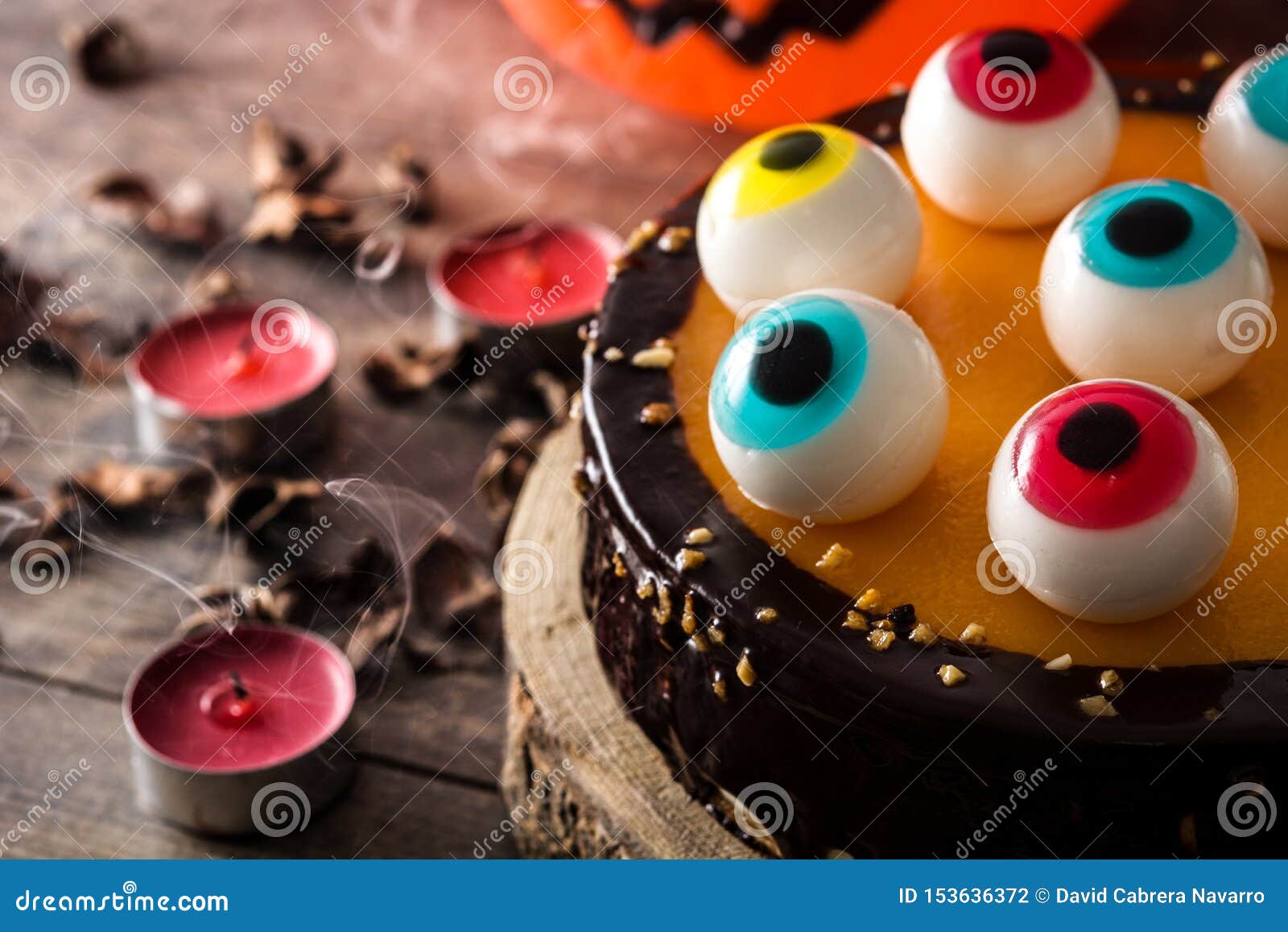 Dolce Di Halloween Con La Decorazione Degli Occhi Della Caramella Sulla Tavola Di Legno Fotografia Stock Immagine Di Torta Halloween