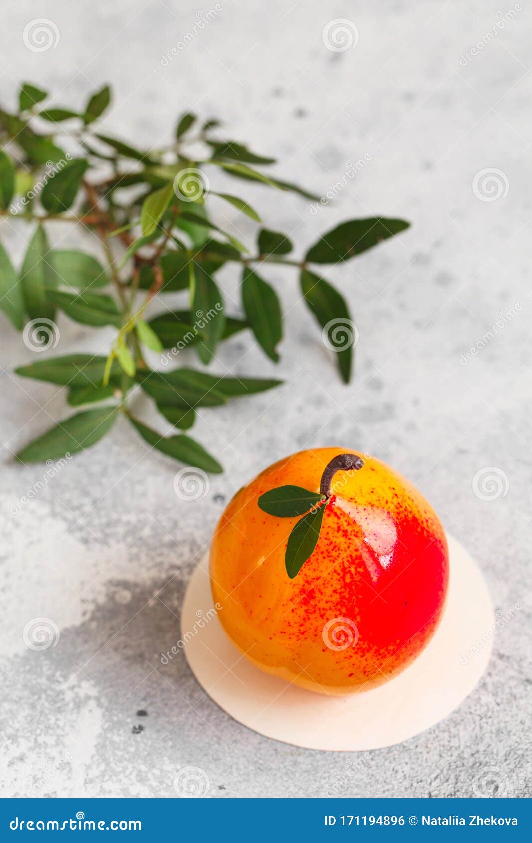 Dolce Di Mousse a Forma Di Pere, Frutta Arancione, Albicocca, Limone E  Ciliegia Fotografia Stock - Immagine di frutta, crema: 171194896