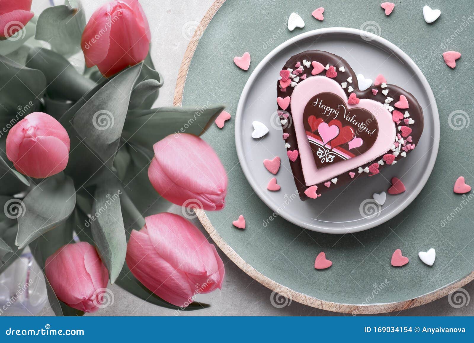 Dolce Di San Valentino Con Cioccolato, Decorazioni Di Zucchero E Testo  Happy Valeitine E Un Mucchio Di Tulipani Rosa Fotografia Stock - Immagine  di pietra, cioccolato: 169034154