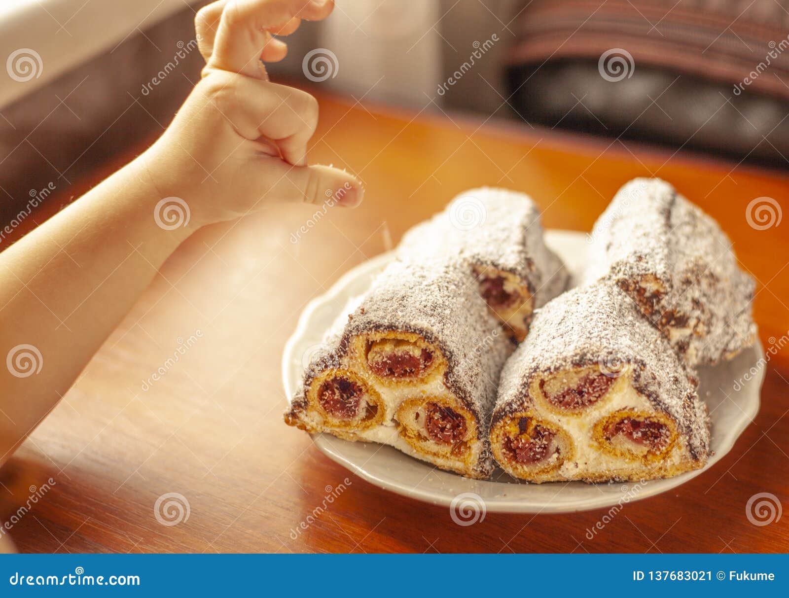 Dolce E Bambini, Dessert Del Bambino, Dolce Per I Bambini Immagine