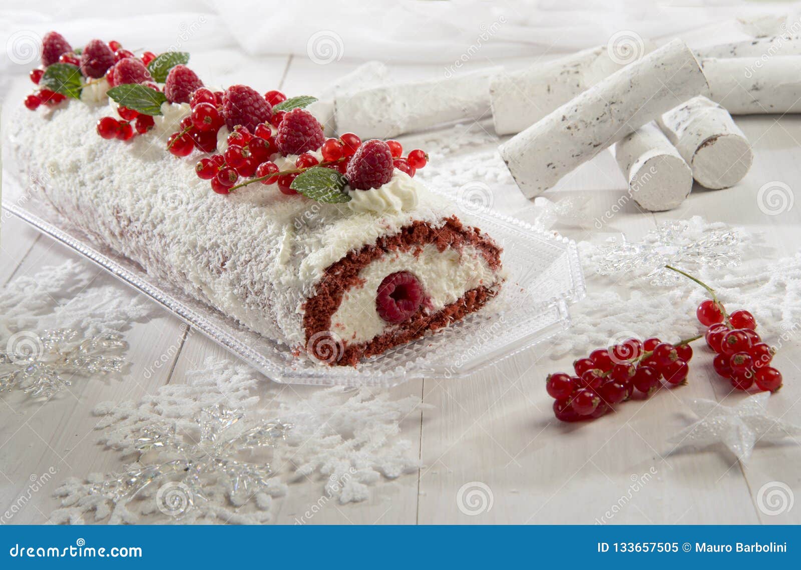 https://thumbs.dreamstime.com/z/dolce-red-velvet-tronchetto-christmas-cake-white-wooden-table-setting-133657505.jpg