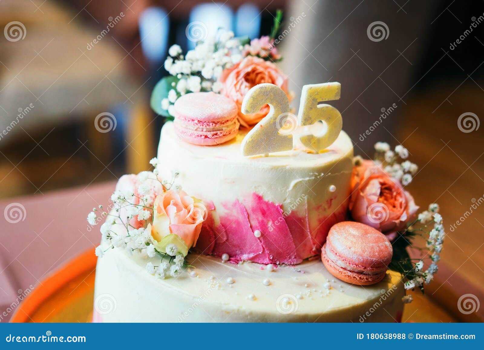 Dolce Rosa Di Compleanno Su 25 Anni Decorato Con Fiori E Macaroni  Fotografia Stock - Immagine di celebri, squisito: 180638988