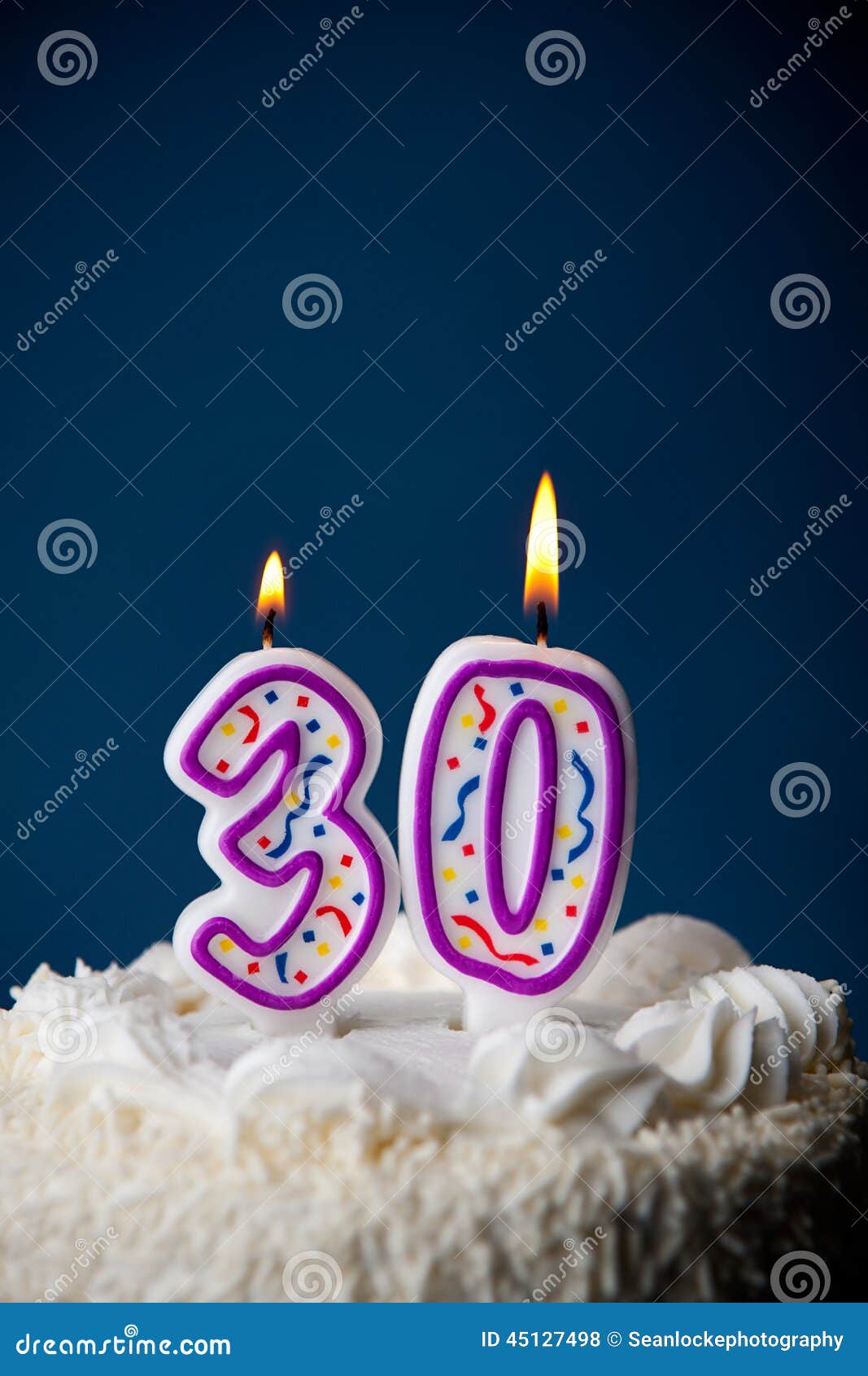 Торт со свечами 30 лет