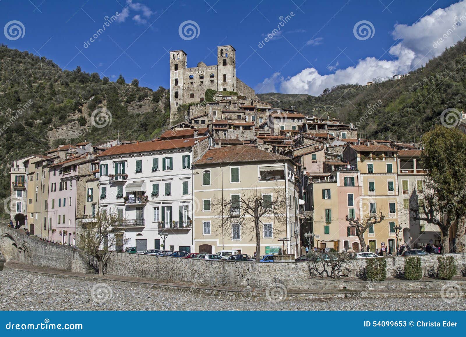 De kleine Ligurian stad van Dolceacqua wordt overheerst door een machtig kasteel