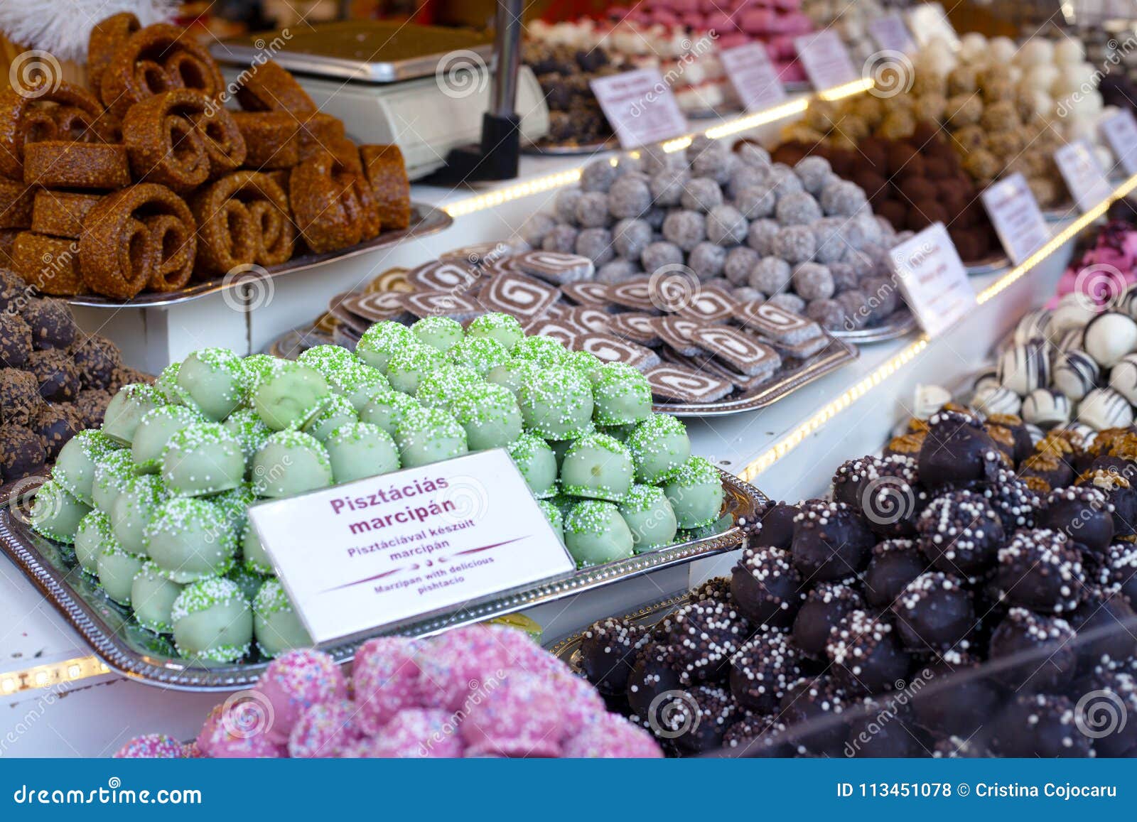 Dolci Natalizi Ungheresi.Dolci Biscotti E Dolci Da Vendere Su Un Mercato Di Natale A Budapest Ungheria Fotografia Stock Immagine Di Caramelle Mercato 113451078