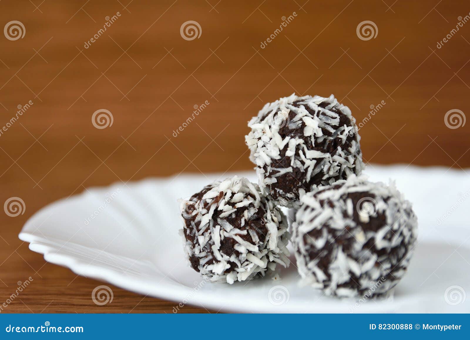 Palle Di Natale Dolci.Dolci Su Un Piatto Palle Di Natale Del Rum In Noce Di Cocco Dolci Cechi Fatti A Mano Casalinghi Tradizionali Fotografia Stock Immagine Di Cioccolato Caramella 82300888