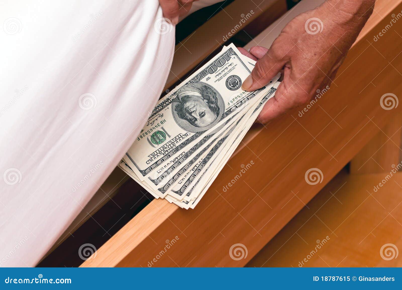Geldversteck in Dollarscheinen, die aus einem Umschlag auf blauem