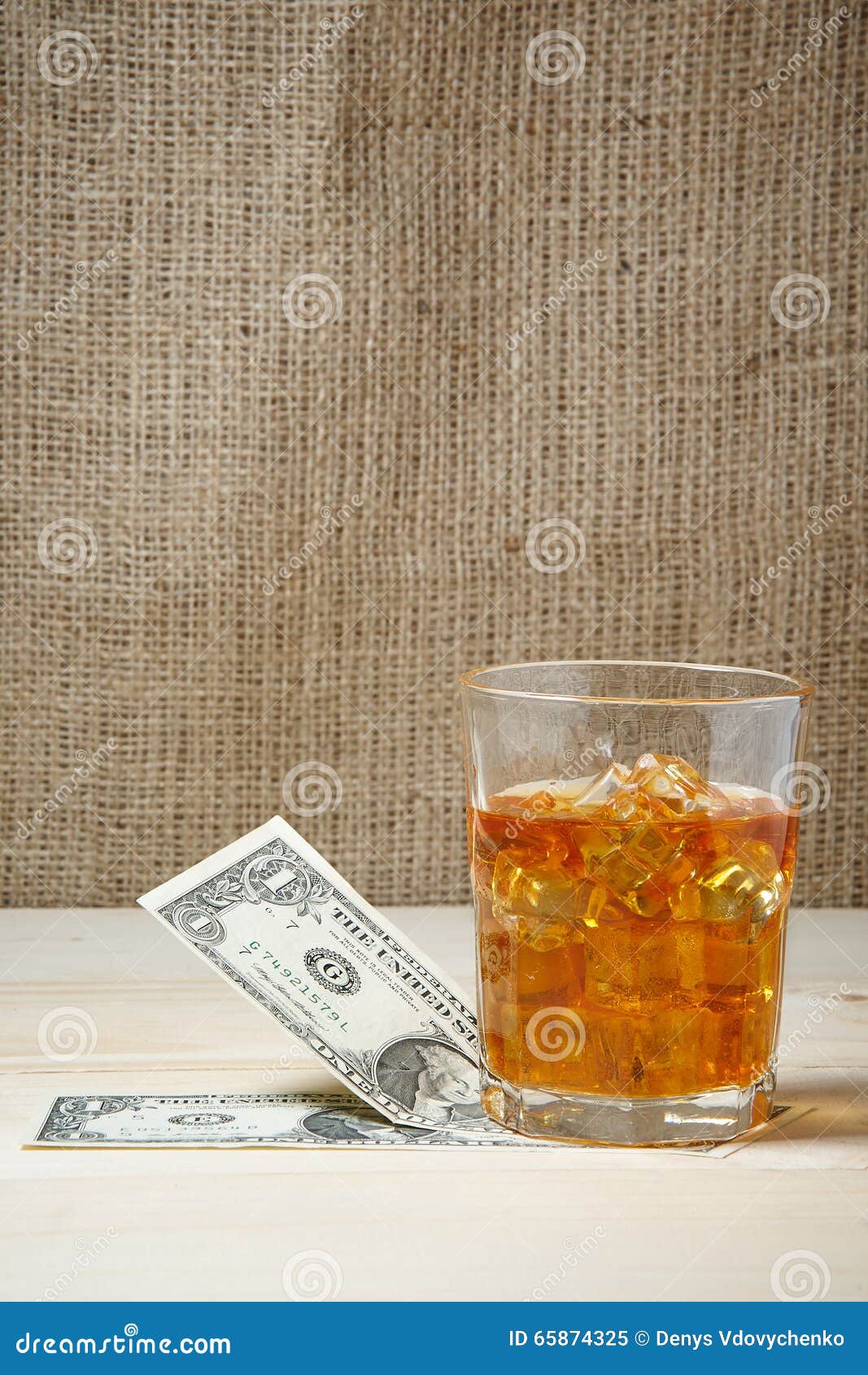 Dollars En Glas Whisky Met Ijs Stock Afbeelding Image of bourbon