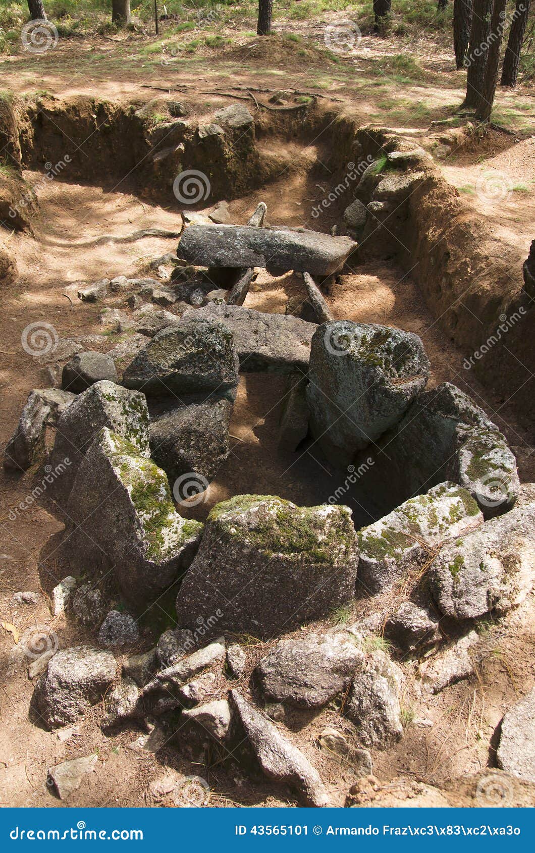 dolmen do rapido back view. esposende, portugal