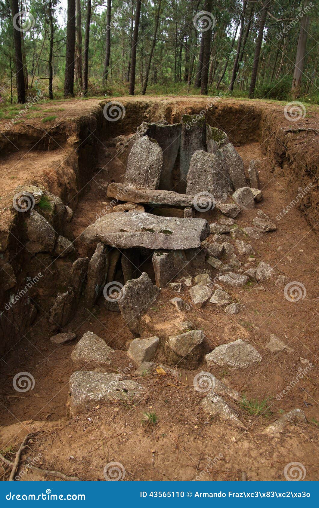 dolmen do rapido frontal view. esposende, portugal