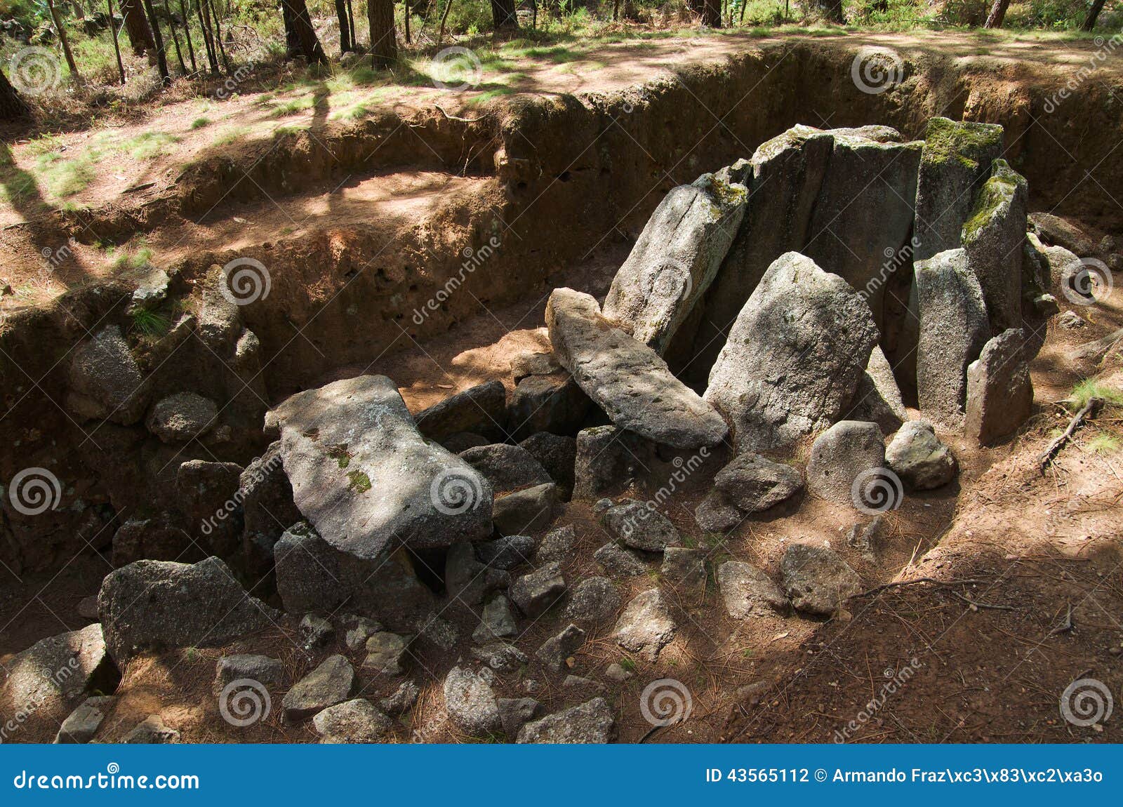dolmen do rapido lateral perspective. esposende, portugal