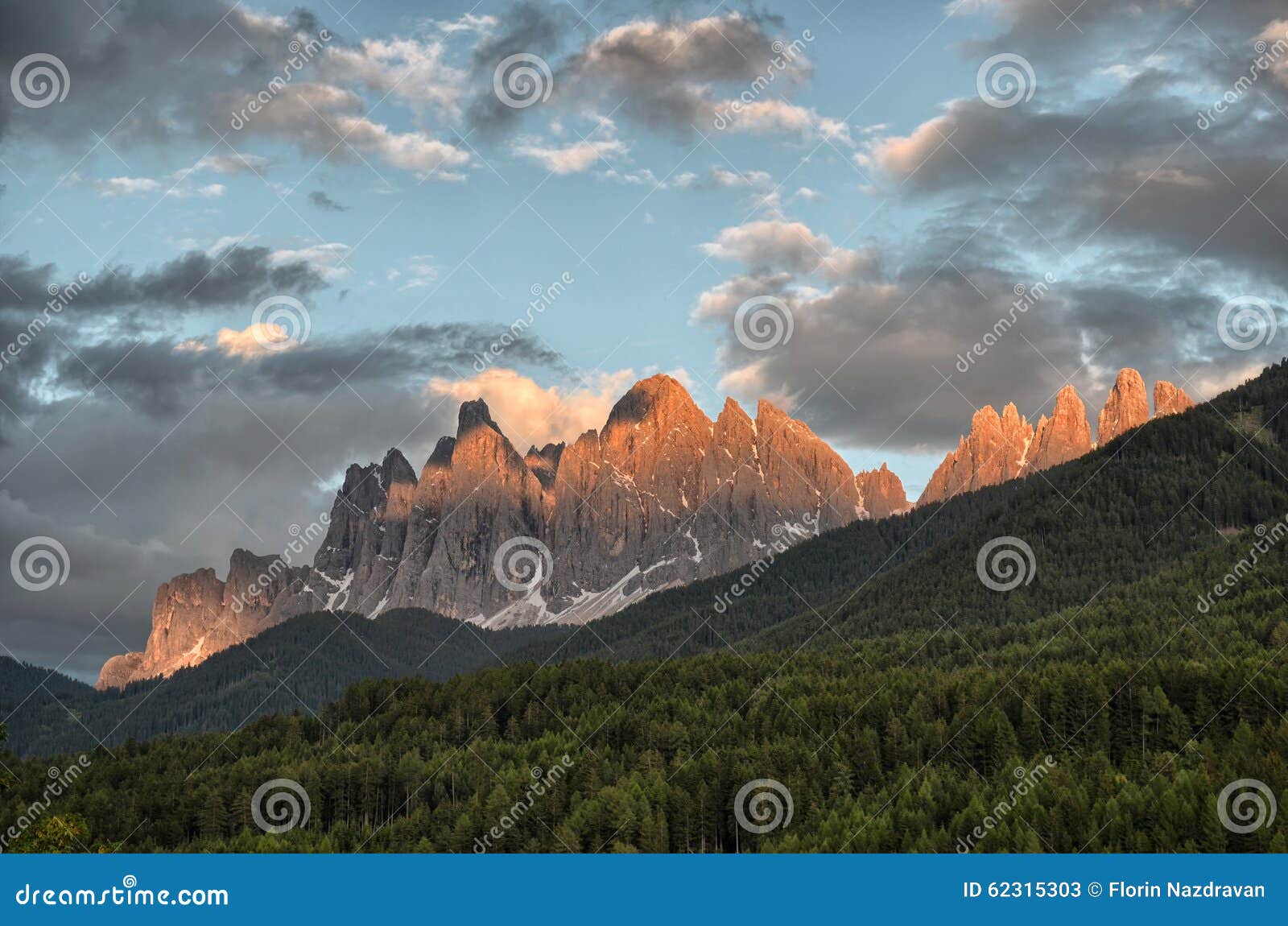 Dolomites. Vista delle montagne della dolomia con un bello cielo