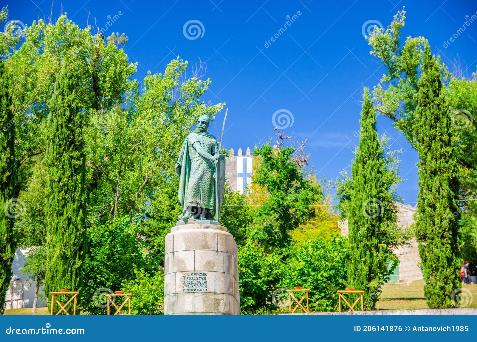 dom afonso henriques estatua statue, monument of portugal first king with castle of guimaraes
